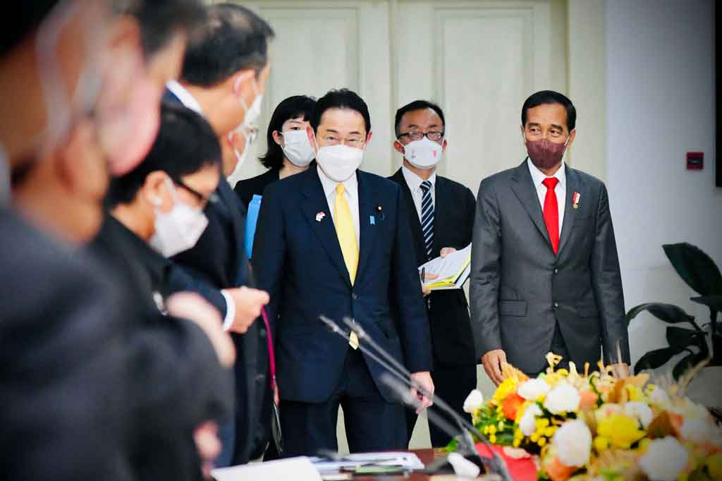 Kedua pemimpin selanjutnya memperkenalkan delegasi dari masing-masing negara yang turut hadir mengikuti upacara. 