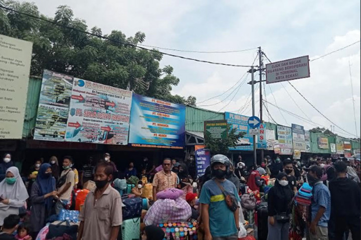 Dua hari menjelang Idulfitri 2022 (H-2), Sabtu, 30 April 2022, penumpang bus nampak menumpuk di Terminal Bekasi, Kota Bekasi, Jawa Barat. Tujuan mayoritas calon pemudik adalah Pulau Sumatra.