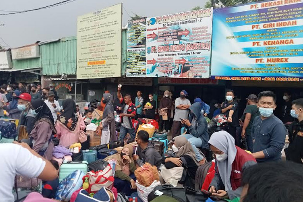 Para penumpang tersebut terlihat mengantre di depan loket-loket aguen bus yang berderet di Terminal Bekasi. Terlihat barang-barang milik pemudik seperti koper dan kardus memenuhi lokasi tersebut.