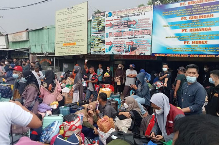 Penumpukan penumpang terjadi karena bus yang mereka naiki belum tiba di terminal tersebut. 