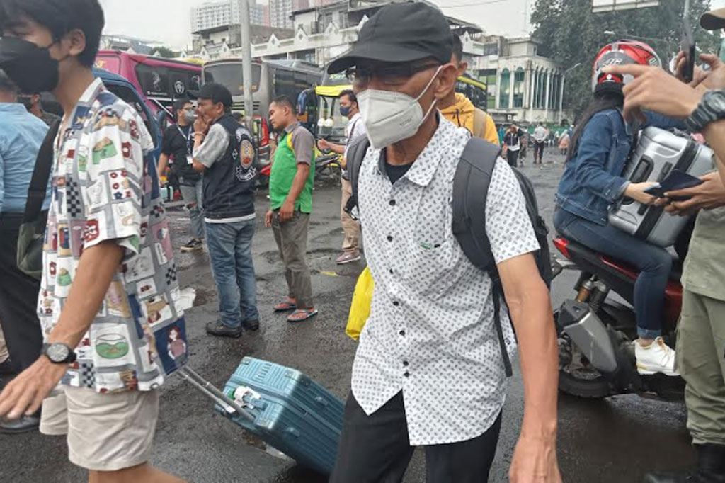 Namun penumpukan penumpang kini mulai terurai. Hal itu dikatakan Plt Wali Kota Bekasi Tri Adhianto. 