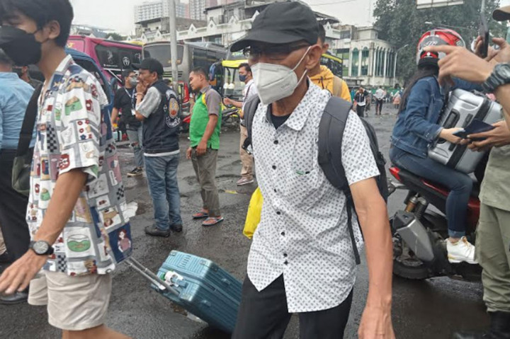 Namun penumpukan penumpang kini mulai terurai. Hal itu dikatakan Plt Wali Kota Bekasi Tri Adhianto. 
