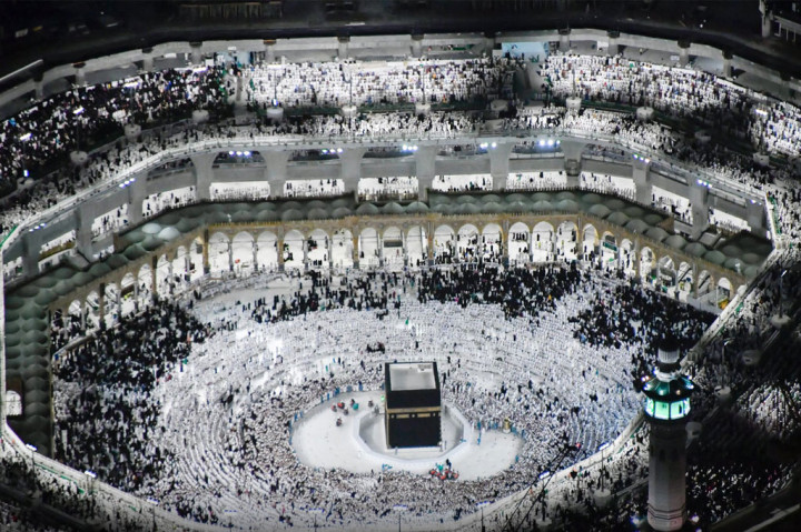 Foto dari udara memperlihatkan ribuan umat Muslim melakukan Tawaf keliling Kakbah sebagai bagian dari pelaksanaan ibadah Umroh di Masjidil Haram, Makkah Al Mukarramah, Arab Saudi, Jumat, 29 April 2022 malam waktu setempat.