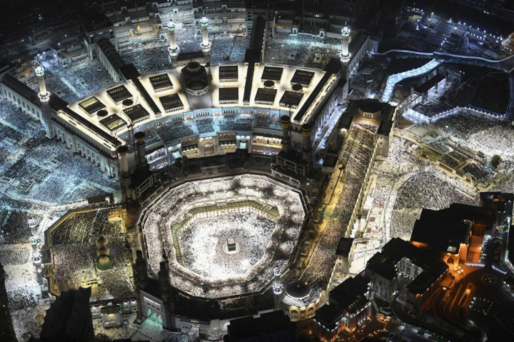 Kementerian Haji dan Umrah Arab Saudi yang disiarkan oleh kantor berita resmi Arab Saudi, Saudi Press Agency, menyebutkan bahwa jemaah yang hendak menunaikan ibadah haji ke Mekkah tahun ini harus berusia di bawah 65 tahun dan sudah mendapat vaksinasi covid-19 secara penuh.