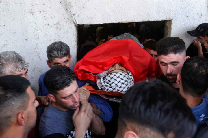 Para pelayat membawa jenazah pria Palestina Yahya Adwan selama pemakamannya di Desa Azzun, utara Tepi Barat yang diduduki, pada Sabtu, 30 April 2022. Yahya Adwan terbunuh dalam operasi militer Israel di kota itu pada Jumat, 29 April 2022 malam.