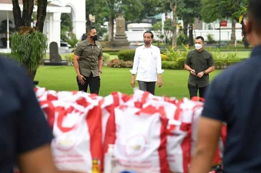 Presiden Joko Widodo (Jokowi) membagikan sekitar 5.000 paket sembako kepada warga Yogyakarta di Halaman Gedung Agung, Yogyakarta, Sabtu, 30 April 2022 sore. 