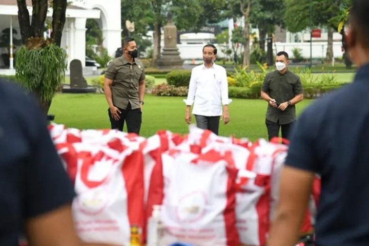 Presiden Joko Widodo (Jokowi) membagikan sekitar 5.000 paket sembako kepada warga Yogyakarta di Halaman Gedung Agung, Yogyakarta, Sabtu, 30 April 2022 sore. 