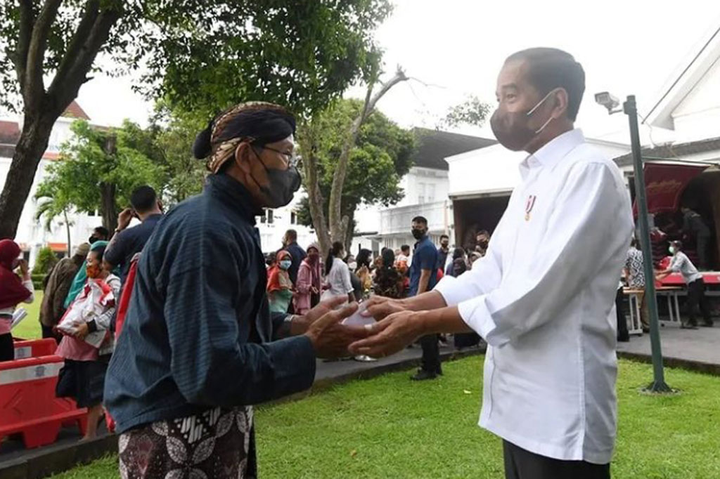 Presiden Jokowi tampak memantau pembagian paket sembako yang terdiri atas gula pasir, minyak goreng, beras, serta biskuit. Warga yang telah menerima bantuan mendapat kesempatan menyapa Presiden Jokowi selama beberapa saat.