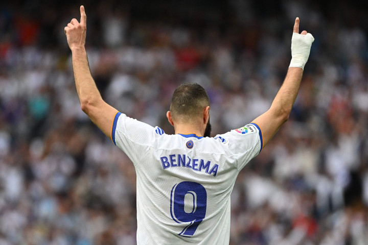 Karim Benzema melakukan selebrasi usai mencetak gol ke gawang Espanyol.