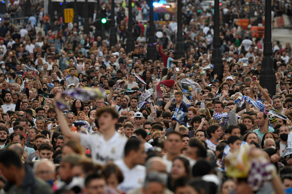 Ini adalah pertama kalinya pendukung Real Madrid memiliki kesempatan untuk berkumpul tanpa mengenakan masker untuk perayaan setelah pandemi Covid-19 karena kemenangan gelar liga terakhir klub pada tahun 2020 berada di tengah penguncian.