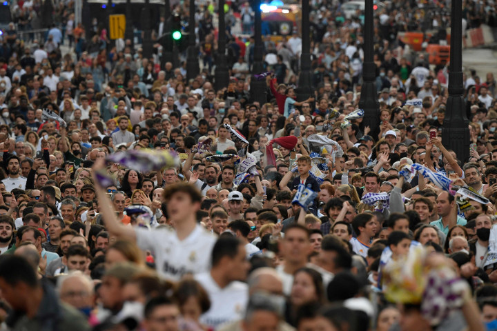Ini adalah pertama kalinya pendukung Real Madrid memiliki kesempatan untuk berkumpul tanpa mengenakan masker untuk perayaan setelah pandemi Covid-19 karena kemenangan gelar liga terakhir klub pada tahun 2020 berada di tengah penguncian.