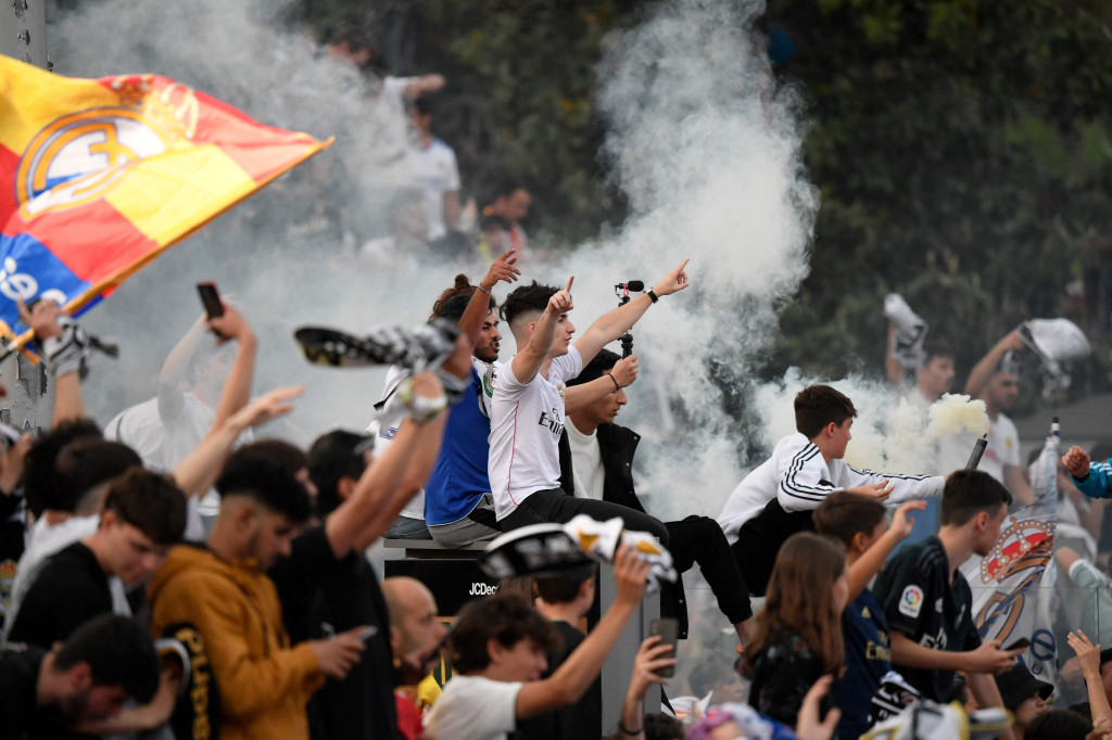 Sekitar 150.000 penggemar Real Madrid yang gembira berduyun-duyun ke air mancur Cibeles, di Madrid, Spanyol, untuk merayakan gelar La Liga ke-35 klub kesayangannya.