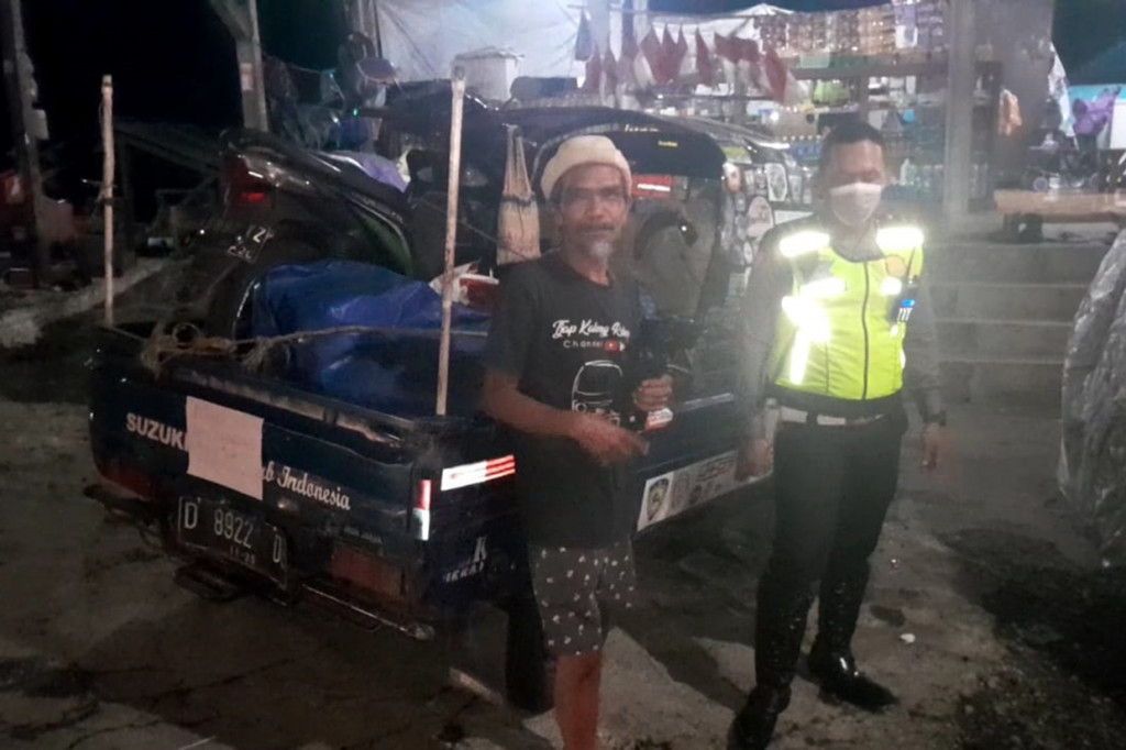 Takut hewan peliharaan kelaparan dan mati lantaran ditinggal mudik, seorang pemudik dari Bandung membawa hewan peliharannya mudik ke kampung halamannya di Ciamis.