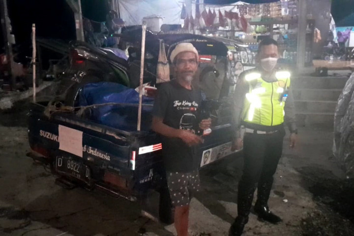 Takut hewan peliharaan kelaparan dan mati lantaran ditinggal mudik, seorang pemudik dari Bandung membawa hewan peliharannya mudik ke kampung halamannya di Ciamis.