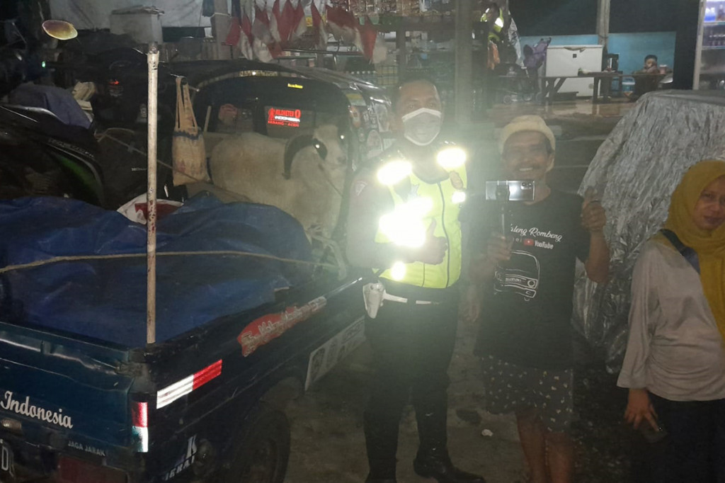 Iyon Haryono (53) mengaku sengaja membawa hewan peliharaannya seperti domba dan kucing mudik karena takut kelaparan dan mati ditinggal mudik.