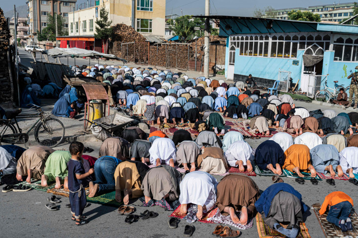 Umat muslim Afghanistan saat melaksanakan salat id di luar sebuah masjid di Kabul, 1 Mei 2022. 