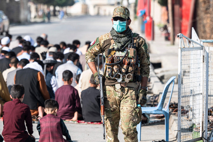 Tentara Taliban berjaga ketika umat muslim melaksanakan salat Idul Fitri.