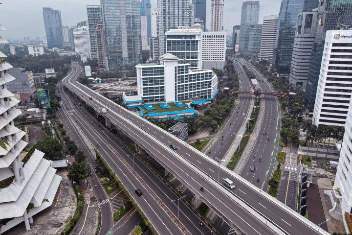 Foto udara ini menunjukkan jalanan yang biasanya ramai di Jakarta pada 1 Mei 2022, setelah orang-orang kembali ke kampung halaman untuk merayakan Idul Fitri yang menandai berakhirnya bulan suci Ramadan.