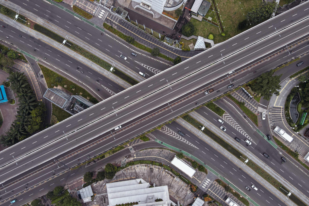 Situasi lalu lintas (lalin) di Jakarta lengang sejak pagi hari, Minggu, 1 Mei 2022. Seperti diketahui, Jakarta sedang ditinggal mudik warganya.