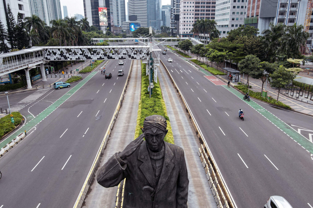 Terpantau di sejumlah ruas jalan yang biasanya ramai, hanya terlihat beberapa kendaraan yang mengaspal.