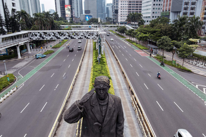 Terpantau di sejumlah ruas jalan yang biasanya ramai, hanya terlihat beberapa kendaraan yang mengaspal.