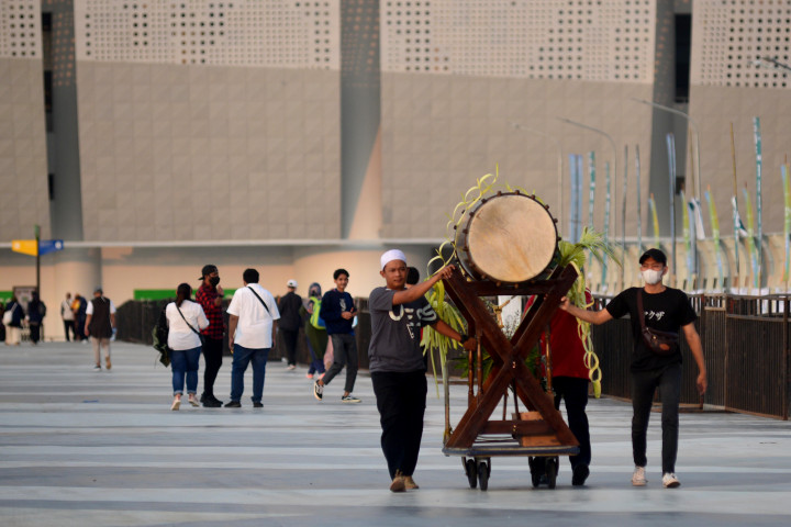 Panitia melakukan persiapan untuk penyelenggaraan Shalat ID dan Festival Bedug yang diselenggarakan di Jakarta International Stadium (JIS), Jakarta, Minggu, 1 Mei 2022. 