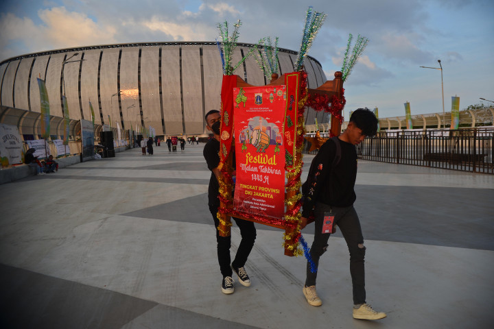 Panitia melakukan persiapan untuk penyelenggaraan Shalat ID dan Festival Bedug yang diselenggarakan di Jakarta International Stadium (JIS), Jakarta, Minggu, 1 Mei 2022.