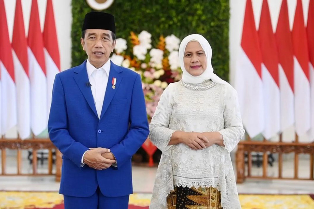 Presiden Joko Widodo beserta Ibu Iriana Jokowi menyampaikan ucapan selamat Idulfitri 1443 Hijriah. Bersamaan dengan itu, Presiden dan Ibu Iriana juga memohon maaf lahir dan batin.