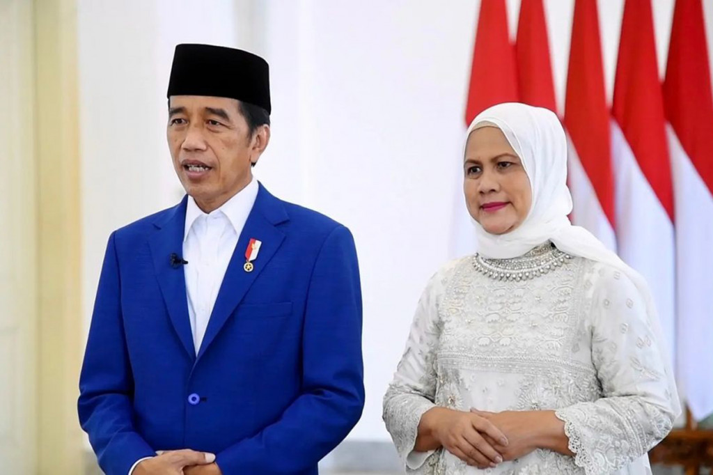 Presiden juga bersyukur bahwa pada momen Lebaran tahun ini masyarakat sudah diperbolehkan mudik sehingga dapat berkumpul dengan keluarga di kampung halaman.