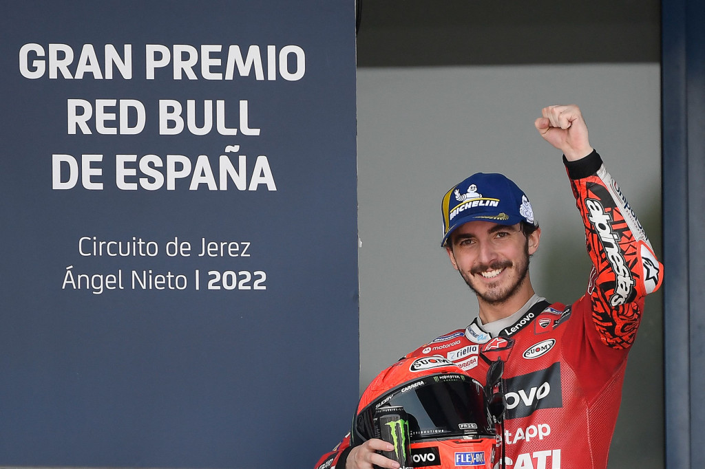 Francesco Bagnaia, sukses menjuarai MotoGP Spanyol yang digelar Minggu, 1 Mei 2022. Rider Ducati itu mencatatkan kemenangan pertamanya pada musim ini.