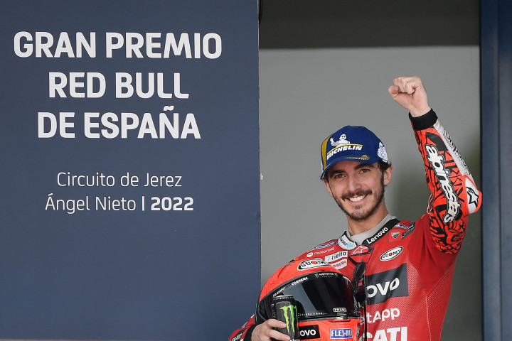 Francesco Bagnaia, sukses menjuarai MotoGP Spanyol yang digelar Minggu, 1 Mei 2022. Rider Ducati itu mencatatkan kemenangan pertamanya pada musim ini.