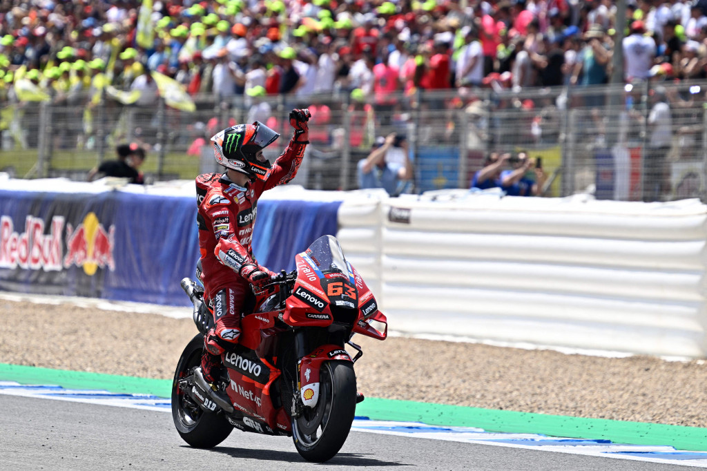 Bagnaia mampu memanfaatkan posisi start pertama. Dia melesat sejak awal, hingga mampu menyudahi balapan sebanyak 25 lap dengan waktu tercepat 41 menit 0,554 detik.