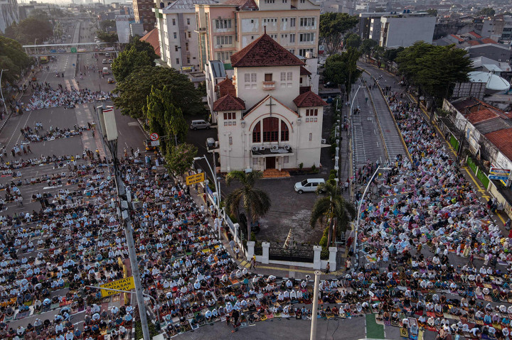 Terlihat umat muslim memenuhi jalanan depan Gereja Koinonia.