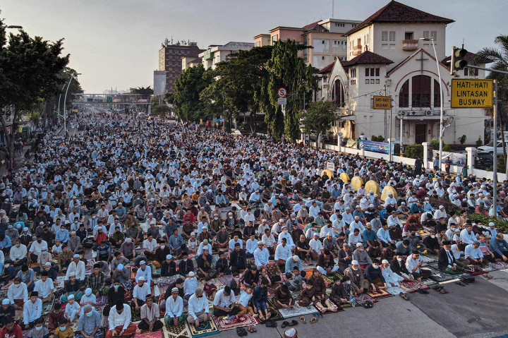 Ribuan umat muslim melaksanakan Shalat Idul Fitri 1 Syawal 1443 Hijriah di Kawasan Jatinegara, Jakarta Timur, Senin, 2 Mei 2022.