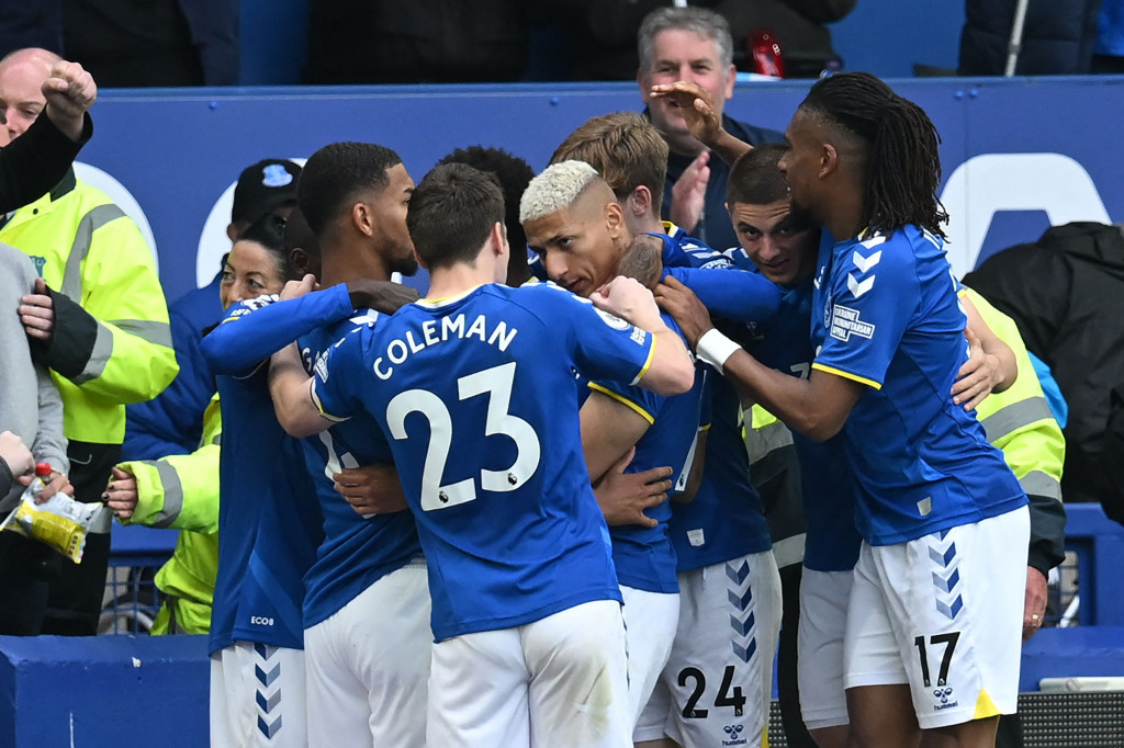 Everton vs Chelsea berlangsung dalam lanjutan Liga Inggris. The Toffees menang tipis 1-0 lewat gol Richarlison jaga asa jauhi degradasi.