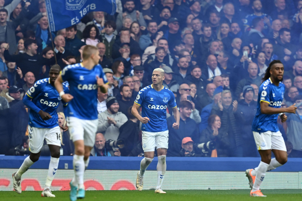 Petasan itu sendiri dilemparkan fans tuan rumah, yang kegirangan, ke dalam lapangan. Richarlison memungut petasan biru itu dan menjadikannya bagian dari selebrasi golnya.
