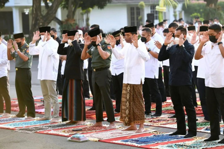 Presiden langsung menempati saf paling depan, sementara Ibu Iriana menempati tempat yang telah ditentukan bagi jemaah wanita di sebelah kiri.