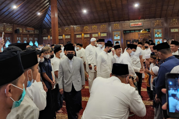Menteri Pertahanan (Menhan) Prabowo Subianto menunaikan salat Idul Fitri atau salat Id 1443 H di Masjid Nurul Wathan, Hambalang, Bogor. Ketua DPRD Kabupaten Bogor Rudy Susmanto ikut salat Id bersama Prabowo Subianto.