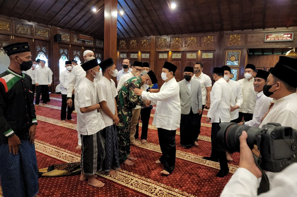 Dahnil mengatakan Prabowo juga akan melakukan silahturahmi ke sejumlah tokoh, termasuk Presiden Joko Widodo.