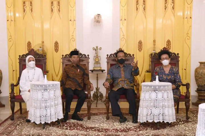 Jokowi mengenakan kemeja batik dibalut celana panjang hitam, sementara Iriana mengenakan busana gamis berwarna putih. Jokowi berada di sana sekitar 30 menit, kemudian berpamitan dengan Sri Sultan Hamengku Buwono X beserta GKR Mangkubumi di Keben Keraton.