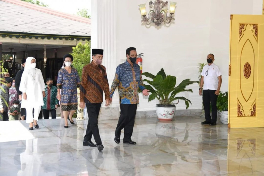 Presiden Joko Widodo berserta Ibu Negara Iriana Joko Widodo dan putra bungsunya Kaesang Pangarep bersilaturahmi ke Keraton Yogyakarta, pada Senin, 2 Mei 2022, bertepatan dengan 1 Syawal 1443 Hijriah.