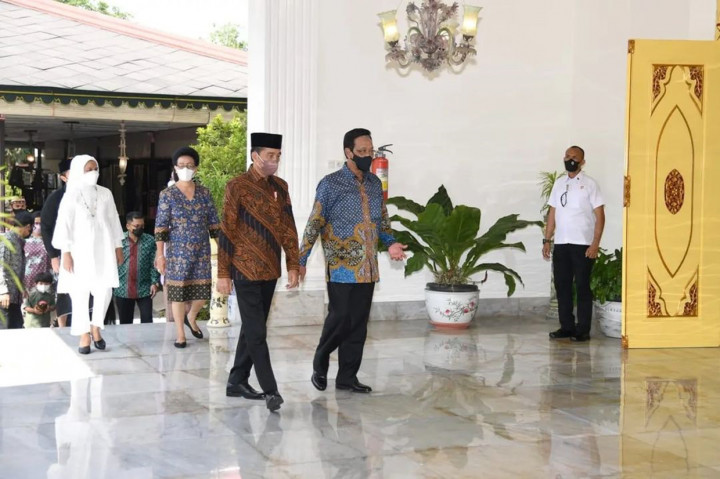 Presiden Joko Widodo berserta Ibu Negara Iriana Joko Widodo dan putra bungsunya Kaesang Pangarep bersilaturahmi ke Keraton Yogyakarta, pada Senin, 2 Mei 2022, bertepatan dengan 1 Syawal 1443 Hijriah.