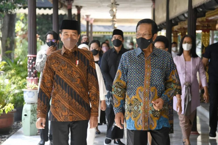 Jokowi menghaturkan selamat Idulfitri kepada Sultan Hamengkubuwono X, Gusti Kanjeng Ratu (GKR) Hemas, dan seluruh keluarga Keraton Yogyakarta.