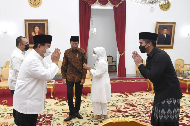 Kali ini, Jokowi dan keluarga menerima kedatangan Menteri Pertahanan Prabowo Subianto dan putranya, Didit Hediprasetyo, di Gedung Agung, Istana Kepresidenan Yogyakarta.