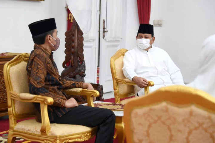 Tak hanya berbincang-bincang, pada momen tersebut Kepala Negara juga mengajak Menhan Prabowo menyantap hidangan khas Lebaran, salah satunya adalah opor. Menhan Prabowo menambahkan, dirinya turut menyantap menu lain, yaitu bakso dan tempe bacem.