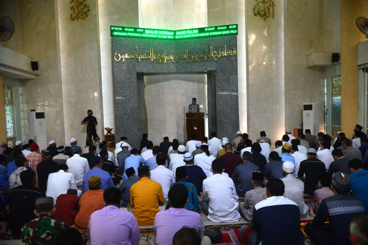 Menteri Koordinator Politik Hukum dan Keamanan (Menkopolhukam) Mahfud MD menyampaikan khutbah usai menjalankan salat Idulfitri di Masjid Nursiah Daud Paloh, Jakarta, Senin, 2 Mei 2022.