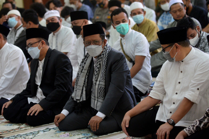 Mahfud MD memberikan khutbahnya dengan mengambil momentum Idul Fitri 1443 H untuk memfitrahkan kembali Indonesia, mengembalikan tatanan masyarakat yang hidup damai dan bersatu dengan segala keberagaman suku, budaya dan adat istiadatnya.