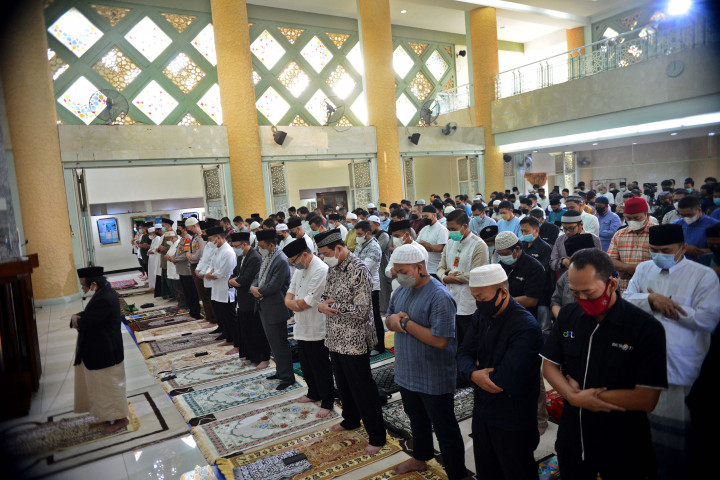 Suasana shalat Idulfitri di Masjid Nursiah Daud Paloh, Jakarta, Senin, 2 Mei 2022.