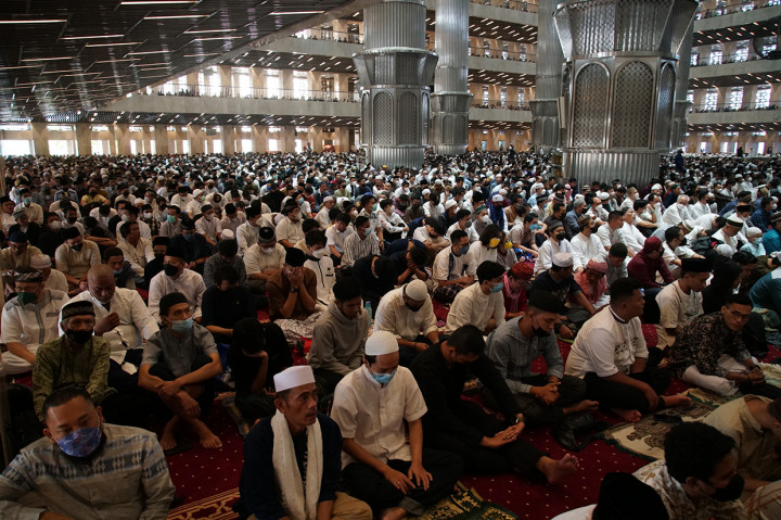 Ribuan umat muslim melaksanakan salat Idul Fitri 1443 Hijriah di Masjid Istiqlal, Jakarta Pusat, Senin, 2 Mei 2022.