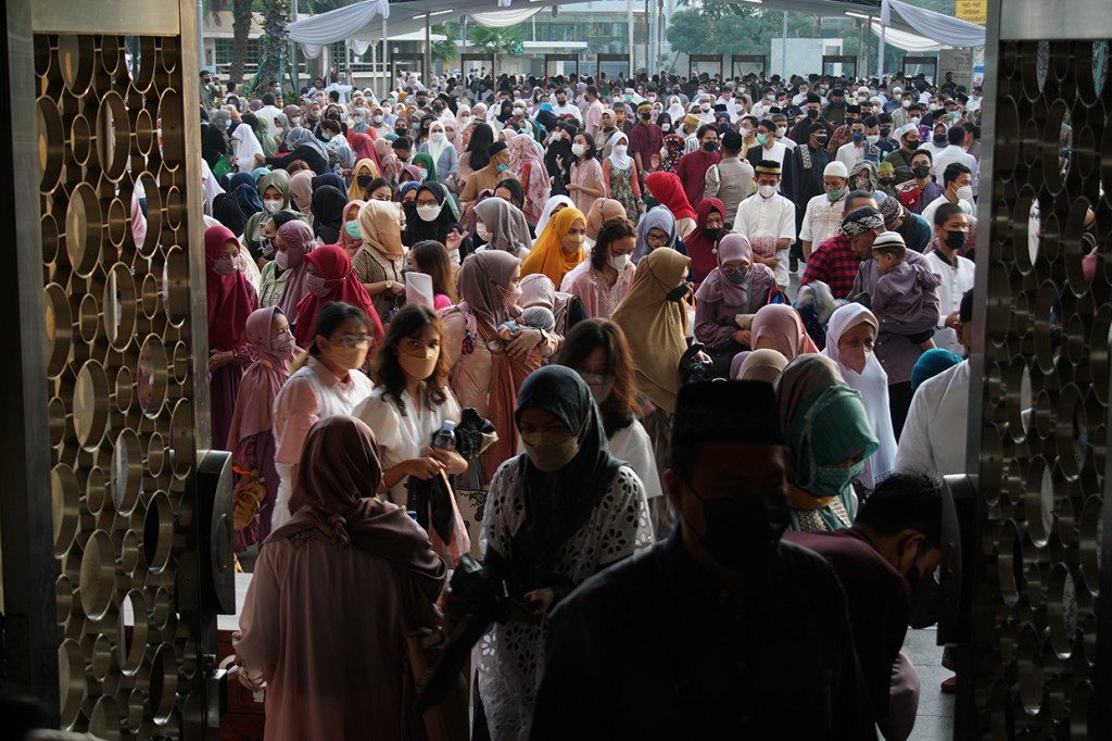 Jemaah antusias memadati Masjid Istiqlal, untuk ikut beribadah salat Id. Antrean tampak mengular karena adanya pemeriksaan petugas sebelum jemaah memasuki Masjid Istiqlal.